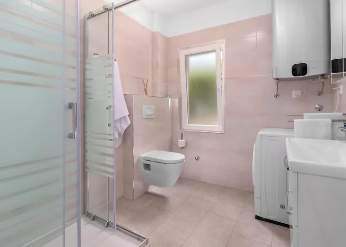 2 Bedroom Awesome In Apartamento