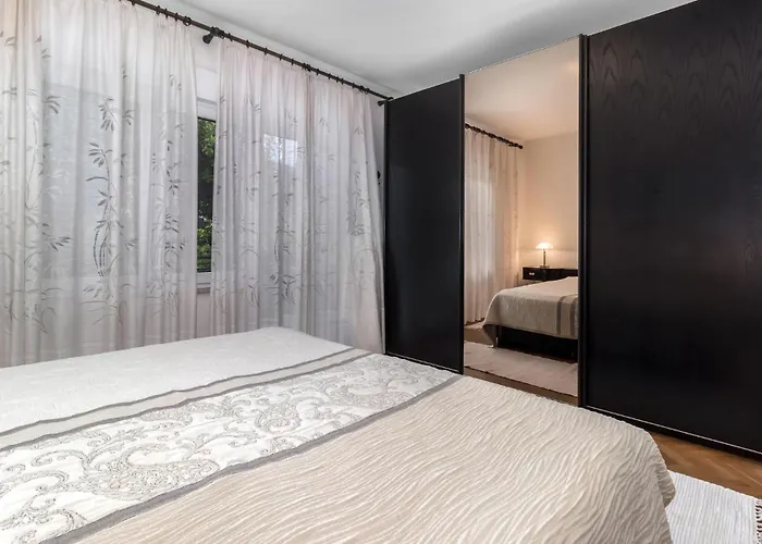 2 Bedroom Awesome In Apartamento *