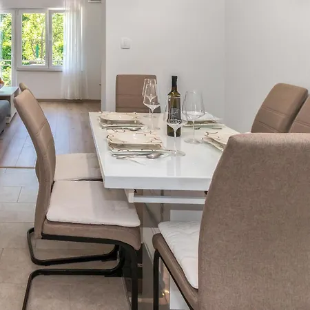 2 Bedroom Awesome In Lägenhet Tribalj (Primorsko-Goranska)